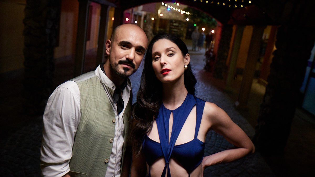 El músico presentó una nueva versión de la canción junto a la reconocida artista chilena Francisca Valenzuela.