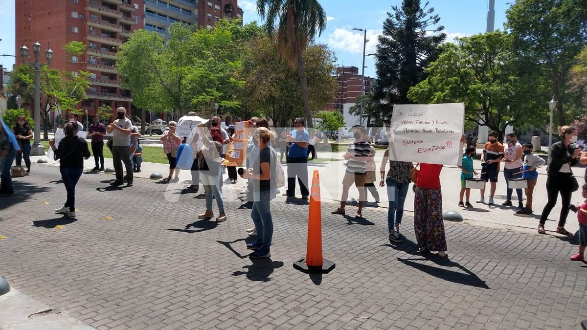 Los vecinos afectados por la estafa inmobiliaria de Las Mercedes pidieron justicia para poder escriturar sus lotes comprados "de buena fe".