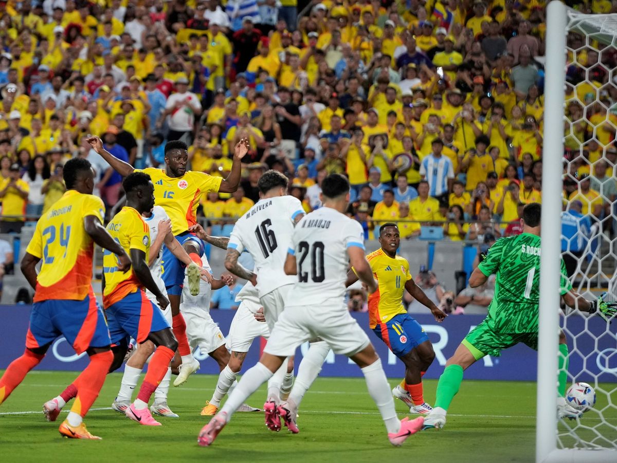 Colombia le ganó 1 a 0 a la Selección de Uruguay por las semifinales de la Copa América. Colombia le ganó 1 a 0 a la Selección de Uruguay por las semifinales de la Copa América.