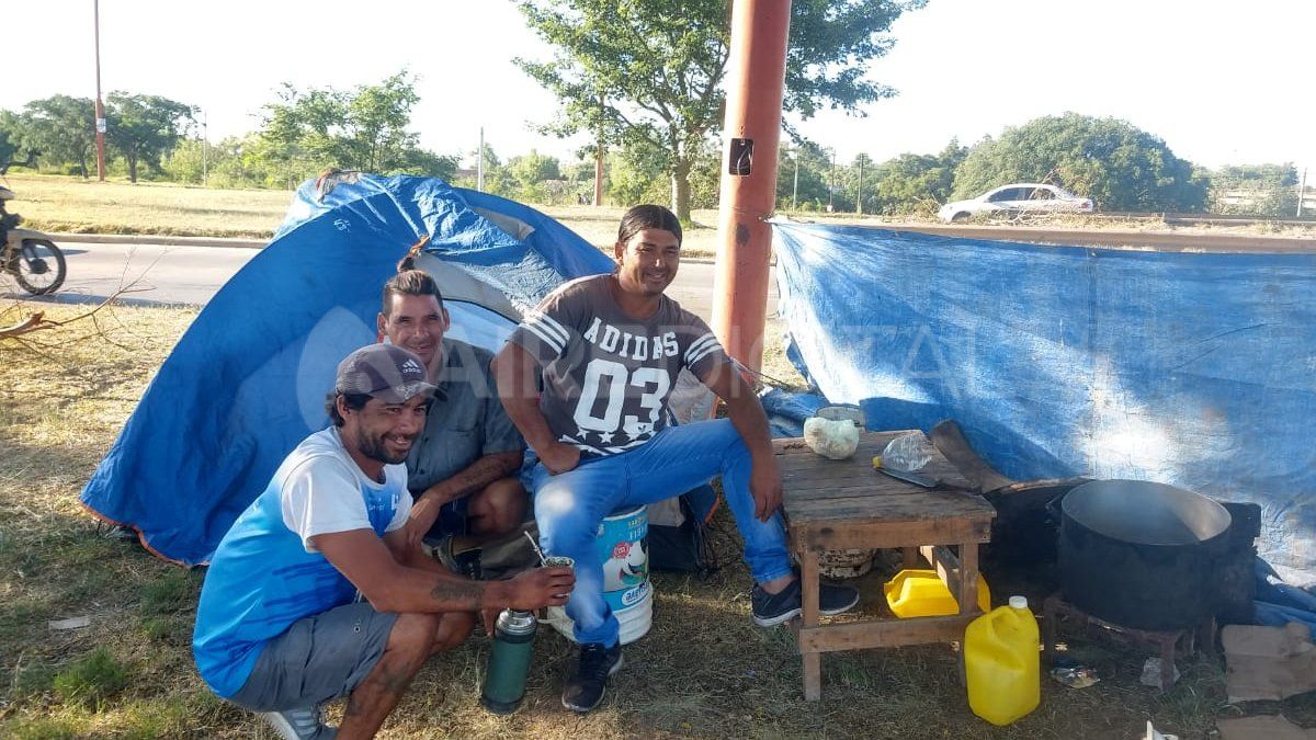 Pescadores autoconvocados instalaron una carpa a la vera de la Ruta nacional 168 y definen este jueves si realizan nuevos cortes.