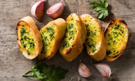 Cómo hacer pan de ajo casero con manteca, ajo y perejil. Cómo hacer pan de ajo casero con manteca, ajo y perejil.