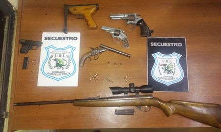 Armas de todo tipo se hallaron durante una requisa en barrio Nueva Pompeya. Armas de todo tipo se hallaron durante una requisa en barrio Nueva Pompeya.