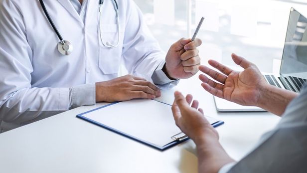 La denunciante sostiene que, en una consulta por su hija en un sanatorio privado de Santa Fe, el médico le levantó la ropa a ella sin permiso para revisarla.