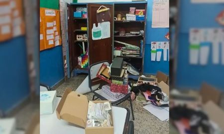 Se llevaron computadoras, útiles escolares, cajas con comida y una bomba de agua, provocaron distintos destrozos. Se llevaron computadoras, útiles escolares, cajas con comida y una bomba de agua, provocaron distintos destrozos.
