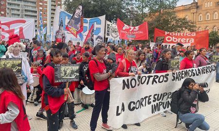 Agrupaciones de Inundados de Santa Fe, coparon la Plaza 25 de Mayo, en un nuevo aniversario de la tragedia hídrica de la ciudad. Agrupaciones de Inundados de Santa Fe, coparon la Plaza 25 de Mayo, en un nuevo aniversario de la tragedia hídrica de la ciudad.