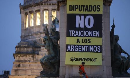 Activistas de Greenpeace desplegaron banderas en la Plaza de los Dos Congresos contra la reforma ambiental.