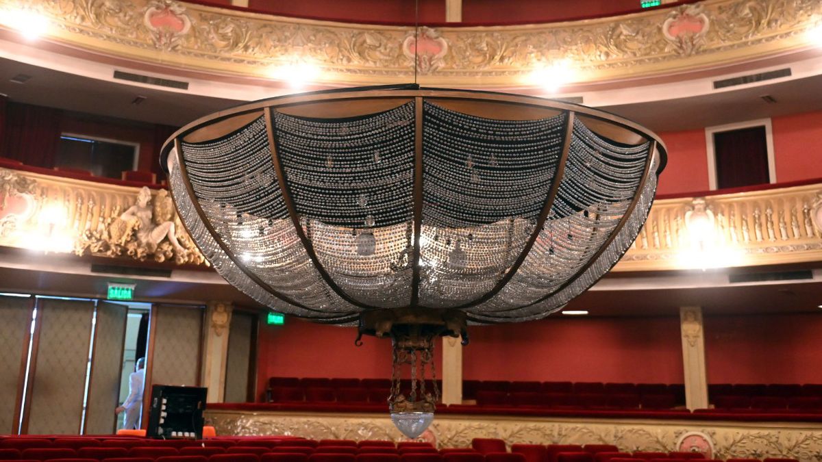 Descendieron la araña del Teatro Municipal: la historia detrás del ritual anual