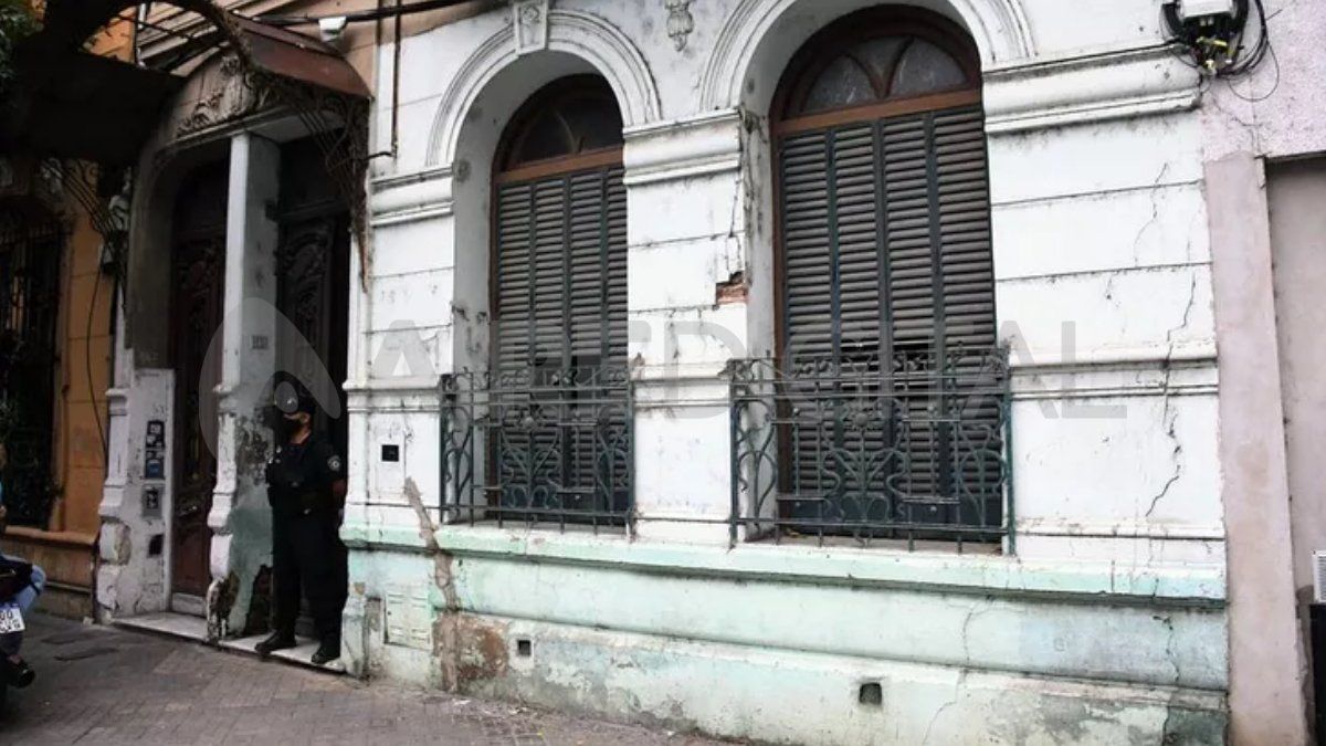 Alertada por familiares y amigos, la policía llegó al lugar donde alquilaba la víctima, que vivía sola, y encontró el cuerpo que, a simple vista, presentaba entre 12 y 14 heridas de arma blanca.