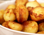 Cómo evitar que las papas se amontonen en la bandeja del horno Cómo evitar que las papas se amontonen en la bandeja del horno