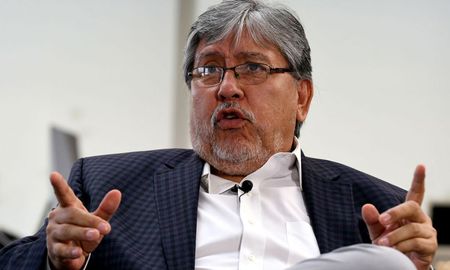 Más allá de la sana intención de la decisión, me parece un error. No se renuncia ni se apuntala un gobierno operando en los medios, fustigó en declaraciones a la prensa. Más allá de la sana intención de la decisión, me parece un error. No se renuncia ni se apuntala un gobierno operando en los medios, fustigó en declaraciones a la prensa.