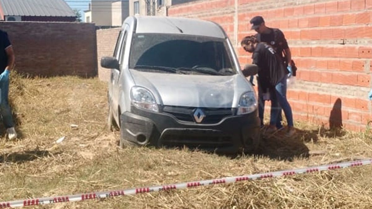 Los delincuentes interceptaron al presidente comunal de Candioti y luego abandonaron la Renault Kangoó en un baldío de Alvear al 8800 de la ciudad de Santa Fe.&nbsp;