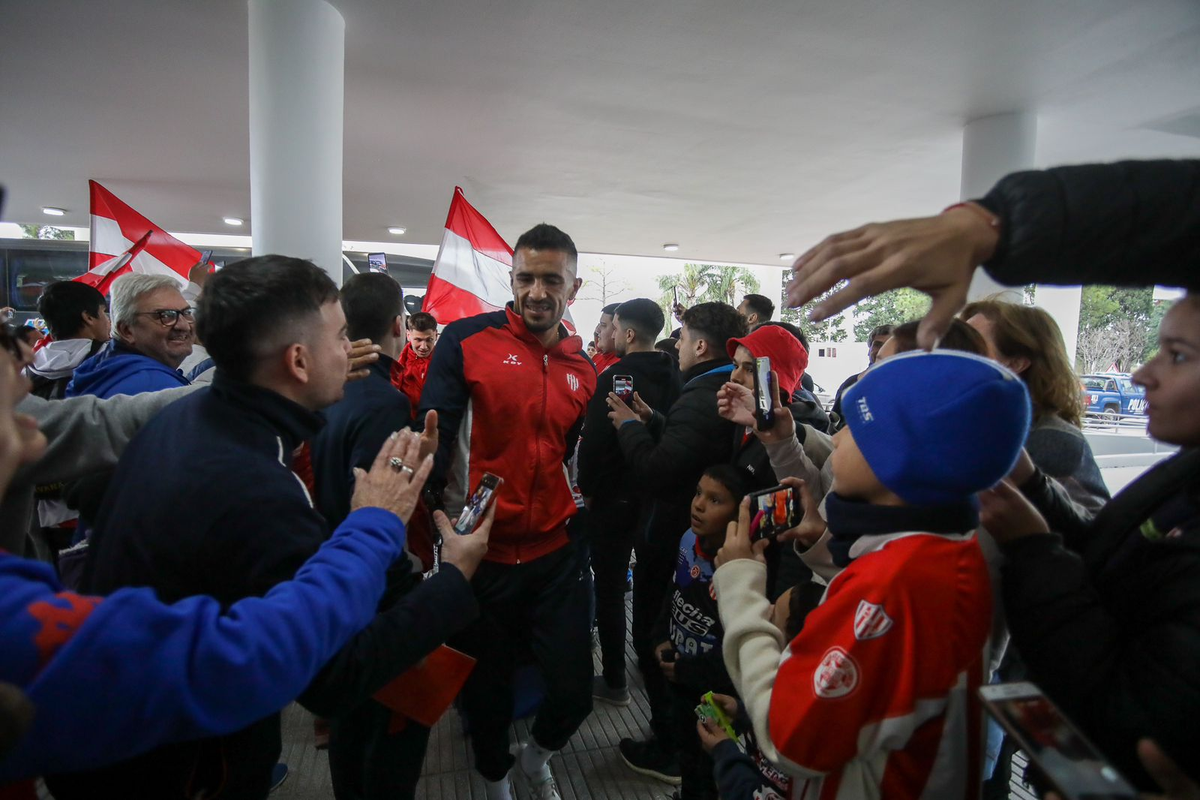Hinchas de Unión con Sebastián moyano en el aeropuerto. Foto: Prensa club Unión.