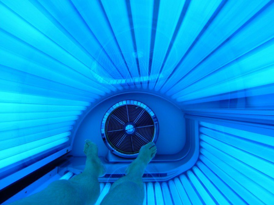 La exposición a los rayos UV de las camas solares aumenta exponencialmente la posibilidad de desarrollar cáncer de piel. Los especialistas desaconsejan totalmente este recurso.