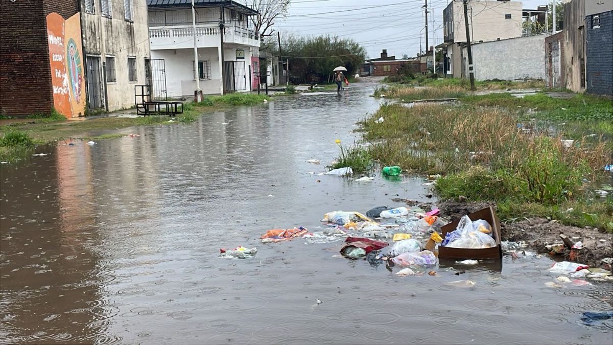 A pesar de los reclamos de los vecinos de Villa del Parque, la acumulación de agua, sumada a la falta de mantenimiento en los desagües, ha generado una situación crítica que se repite cada vez que hay tormentas fuertes. A pesar de los reclamos de los vecinos de Villa del Parque, la acumulación de agua, sumada a la falta de mantenimiento en los desagües, ha generado una situación crítica que se repite cada vez que hay tormentas fuertes.