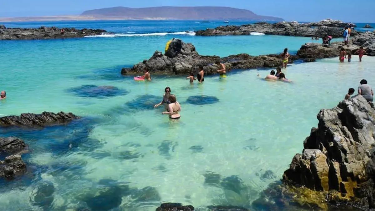 La baja profundidad y el oleaje casi inexistente en la zona de La Piscina convierten a Bah&iacute;a Inglesa en un destino seguro y relajante para los turistas argentinos que viajan con ni&ntilde;os.