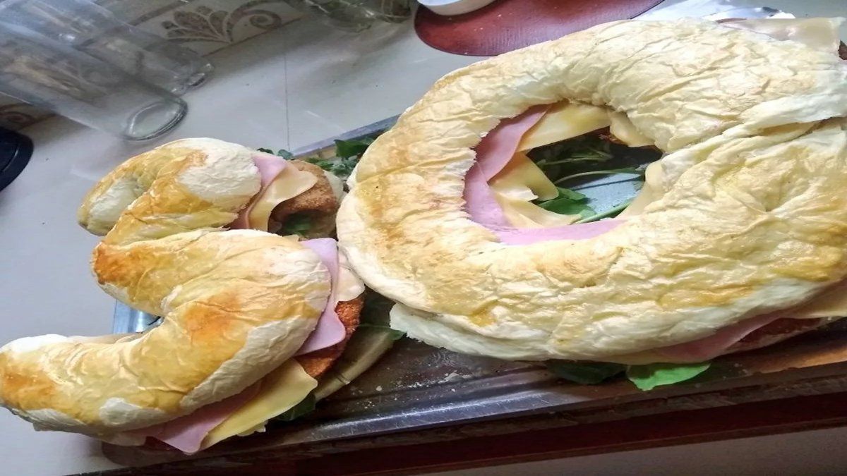 Su prima cumplió 30 años y le regaló una torta-sánguche de milanesa