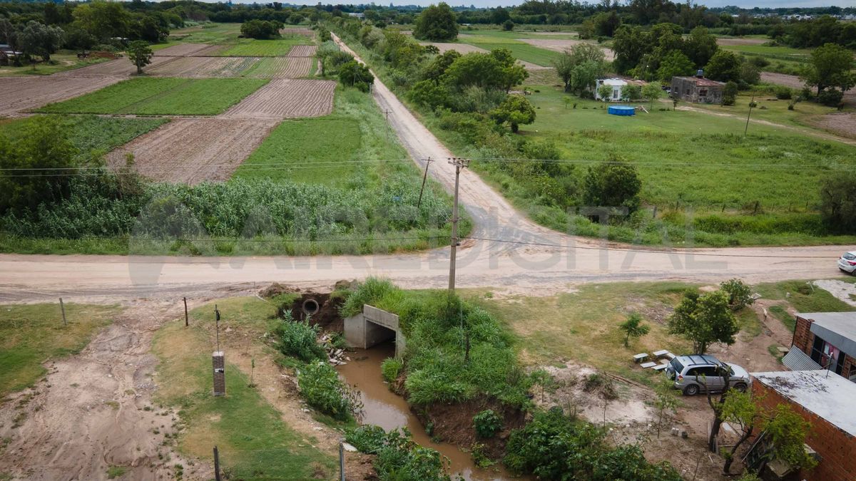 El canal Las Mandarinas, que corre paralelo a la calle de tierra al oeste del ingreso al Chaquito, está tapado por la maleza, las ramas y los árboles. El canal Las Mandarinas, que corre paralelo a la calle de tierra al oeste del ingreso al Chaquito, está tapado por la maleza, las ramas y los árboles.
