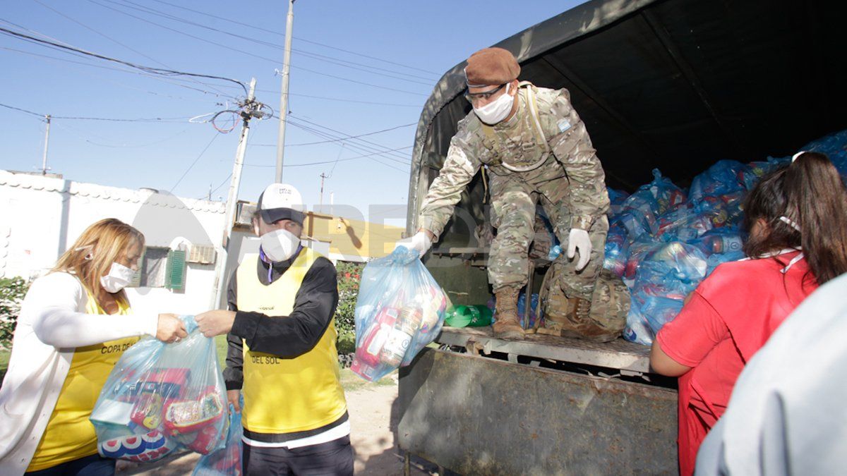 La entrega bolsones de alimentos fue una de las medidas tomadas por las autoridades.