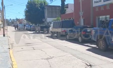 La calle en donde está la sucursal del Correo Argentino fue cerrada por unos minutos ante la llegada de Nano Leiva. La calle en donde está la sucursal del Correo Argentino fue cerrada por unos minutos ante la llegada de Nano Leiva.