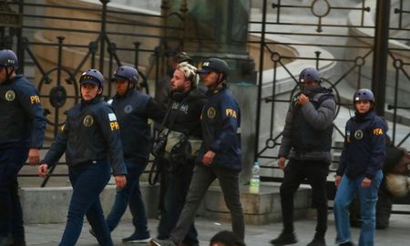 Tomás Cuesta fue detenido por la Policía Federal en la marcha de los Jubilados en el Congreso. Tomás Cuesta fue detenido por la Policía Federal en la marcha de los Jubilados en el Congreso.