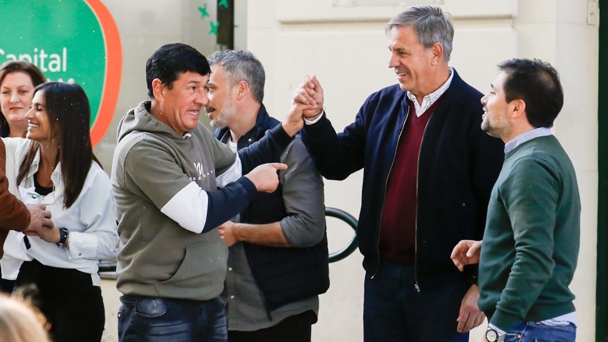 El intendente de la ciudad de Santa Fe, Emilio Jatón, encabezó la entrega de escrituras. El intendente de la ciudad de Santa Fe, Emilio Jatón, encabezó la entrega de escrituras.