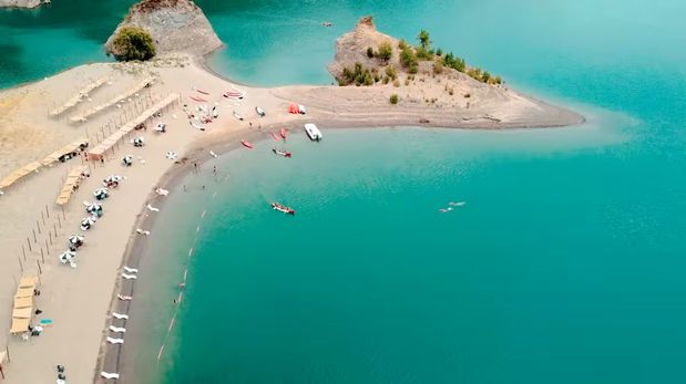 El dique Valle Grande funciona como un gigantesco espejo de agua que regula el cauce del río Atuel, permitiendo la formación de bahías seguras para los bañistas.