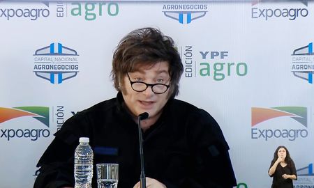Un mes atrás, en Expoagro, el presidente dijo sobre las retenciones que comprendía la necesidad imperante de sacarlas, pero advirtió: no le sirve a nadie que las bajemos para sacar rédito político y después el modelo reviente. Un mes atrás, en Expoagro, el presidente dijo sobre las retenciones que comprendía la necesidad imperante de sacarlas, pero advirtió: no le sirve a nadie que las bajemos para sacar rédito político y después el modelo reviente.