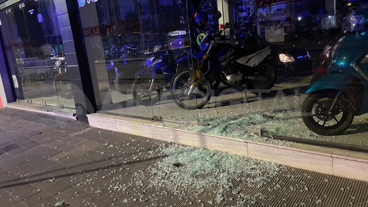 Delincuentes Destrozaron La Vidriera De Una Concesionaria De Motos Sustrajeron Tres Rodados Y 6947