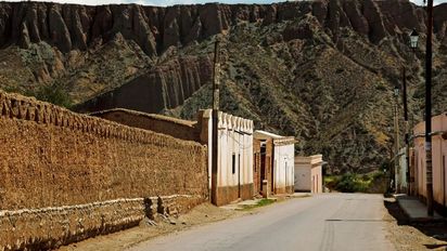 Escapada a un pueblo tranquilo de Salta con casas de adobe y paisajes rurales en plena Ruta 40
