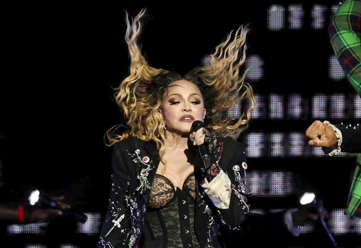 Un millón y medio de personas vieron a Madonna en la playa de Copacabana durante el concierto gratuito que sirvió como excusa para festejar las cuatro décadas de carrera de la estrella pop norteamericana. Un millón y medio de personas vieron a Madonna en la playa de Copacabana durante el concierto gratuito que sirvió como excusa para festejar las cuatro décadas de carrera de la estrella pop norteamericana.