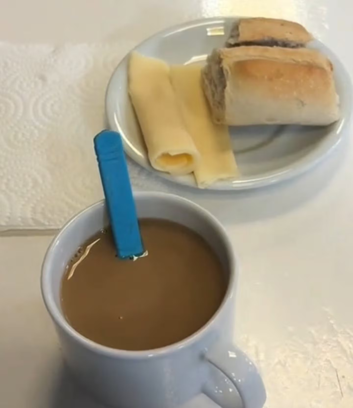 El desayuno que reciben los jóvenes de la pensión de San Lorenzo - Captura: Jonás Rodríguez/redes. El desayuno que reciben los jóvenes de la pensión de San Lorenzo - Captura: Jonás Rodríguez/redes.
