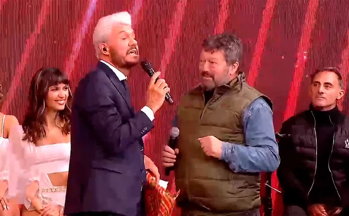 Marcelo Tinelli criticó el regalo del papá de Flor Vigna. Marcelo Tinelli criticó el regalo del papá de Flor Vigna.