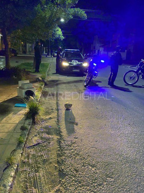 El domingo por la noche, en la intersección de Mariano Comas y 1° de Mayo, los vecinos encontraron un cuerpo con orificio similar a una entrada de bala, tirado en la calle