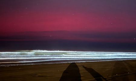 Las fotos de Belu Guardia se volvieron virales. Muestran una playa de Pinamar, provincia de Buenos Aires, con auroras australes por encima del inmenso mar. Las fotos de Belu Guardia se volvieron virales. Muestran una playa de Pinamar, provincia de Buenos Aires, con auroras australes por encima del inmenso mar.