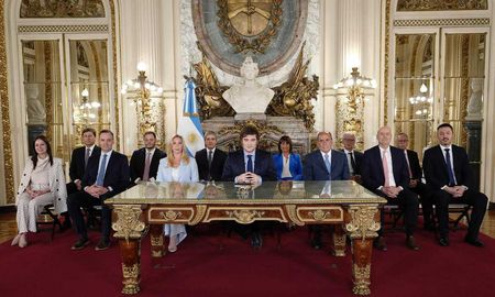 Rodeado por su gabinete, el presidente Javier Milei repasó su primer año al frente del gobierno nacional. Rodeado por su gabinete, el presidente Javier Milei repasó su primer año al frente del gobierno nacional.