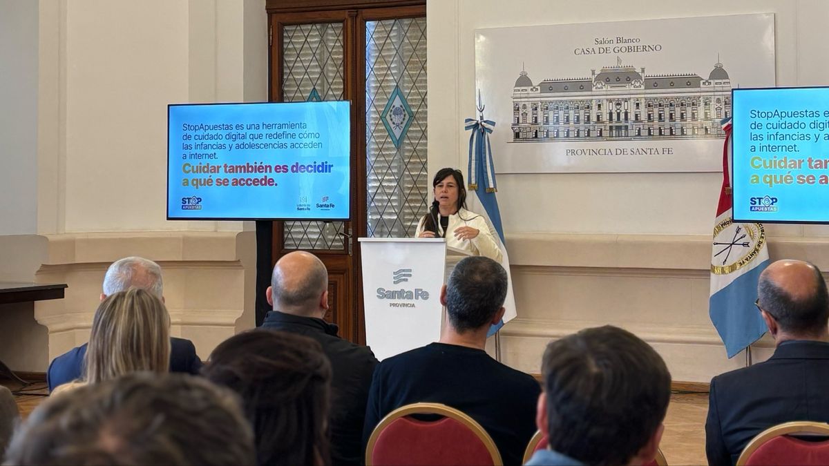 La herramienta, disponible para Android y iOS, tanto para para celulares como tablets, propone un cambio de enfoque en el control parental: pasar de un esquema reactivo -centrado en bloquear riesgos- a un modelo preventivo, en el que el entorno digital se construye desde el inicio bajo criterios de seguridad.