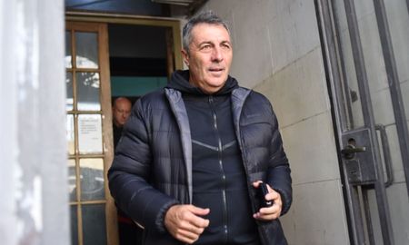 El técnico de Newells, Frank Kudelka, se dirigía al entrenamiento cuando una moto chocó la camioneta en la que viajaba. El técnico de Newells, Frank Kudelka, se dirigía al entrenamiento cuando una moto chocó la camioneta en la que viajaba.