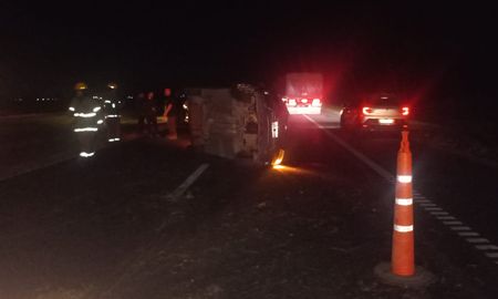 El vuelco se produjo a la altura de Barracas, en el kilómetro 83 de la autopista. El vuelco se produjo a la altura de Barracas, en el kilómetro 83 de la autopista.