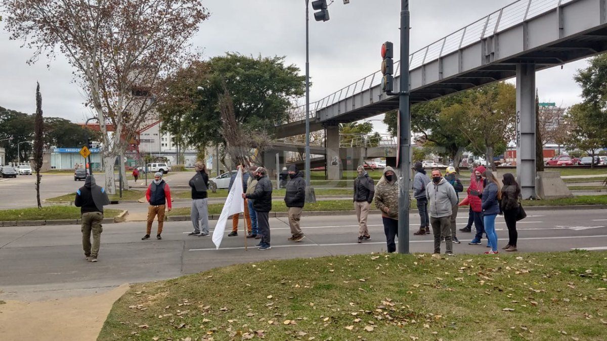 Está cortada la mano en sentido sur.