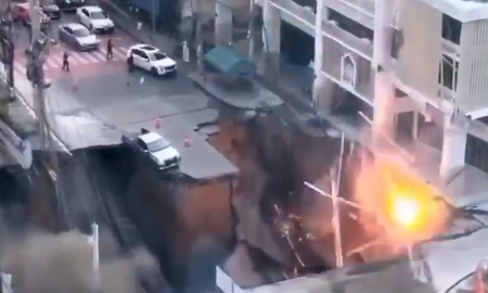 El enorme socavón en Bangkok que interrumpió el tránsito. El enorme socavón en Bangkok que interrumpió el tránsito.