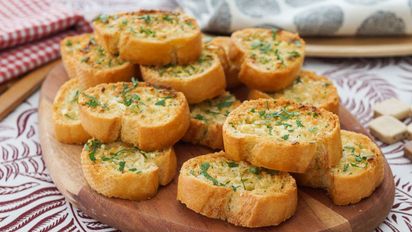 Pan de ajo en sartén: la receta casera lista en 15 minutos