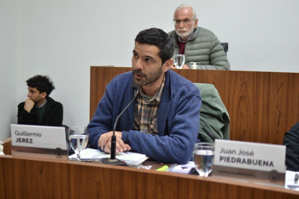 El concejal Guillermo Jerez junto con su par justicialista, Federico Fullini, repudiaron la demora del Ejecutivo en mandar la norma y enterarse de las mismas por los medios de comunicación.