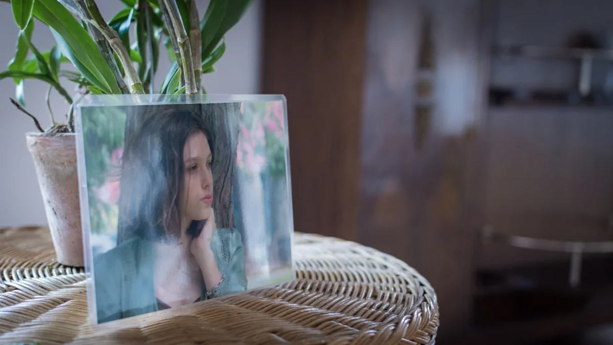 Un altar en la memoria: la foto de Lola en el living de sus padres (Foto: Martín Rosenzveig)