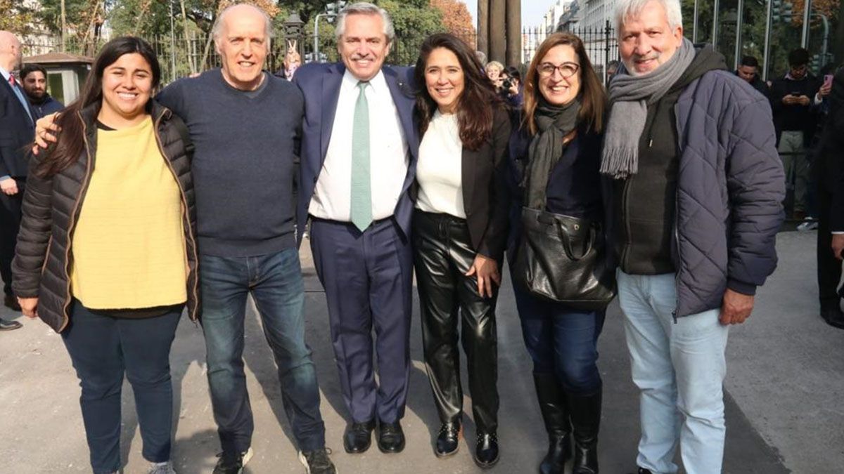 El jefe de Estado se hizo presente en la intersección de las calles Hipólito Yrigoyen y Balcarce frente al edificio del Ministerio de Economía, donde todavía pueden apreciarse marcas de las bombas que estremecieron la democracia de aquellos tiempos. 