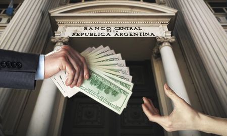 “El que paga tiene que tener los dólares en su caja de ahorro y el comercio que cobra también tiene que tener una cuenta en dólares”, informaron. “El que paga tiene que tener los dólares en su caja de ahorro y el comercio que cobra también tiene que tener una cuenta en dólares”, informaron.