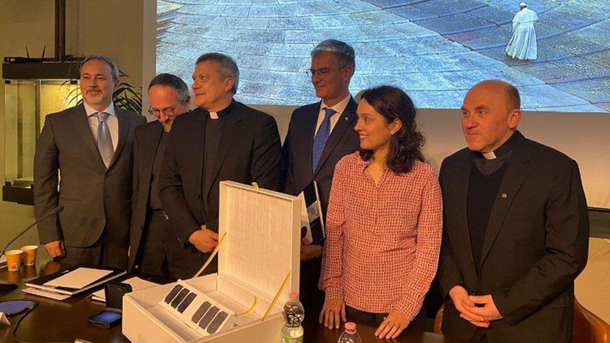 El Vaticano y la Agencia Espacial Italiana presentaron el nanolibro que irá al espacio con el mensaje del Papa Francisco en la pandemia. 