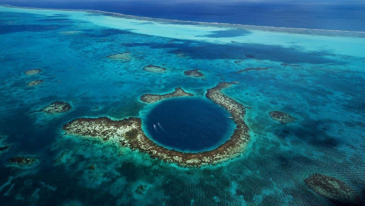La Fosa de las Marianas&nbsp;es una depresi&oacute;n del fondo marino que se encuentra en el&nbsp;Oc&eacute;ano Pac&iacute;fico&nbsp;occidental