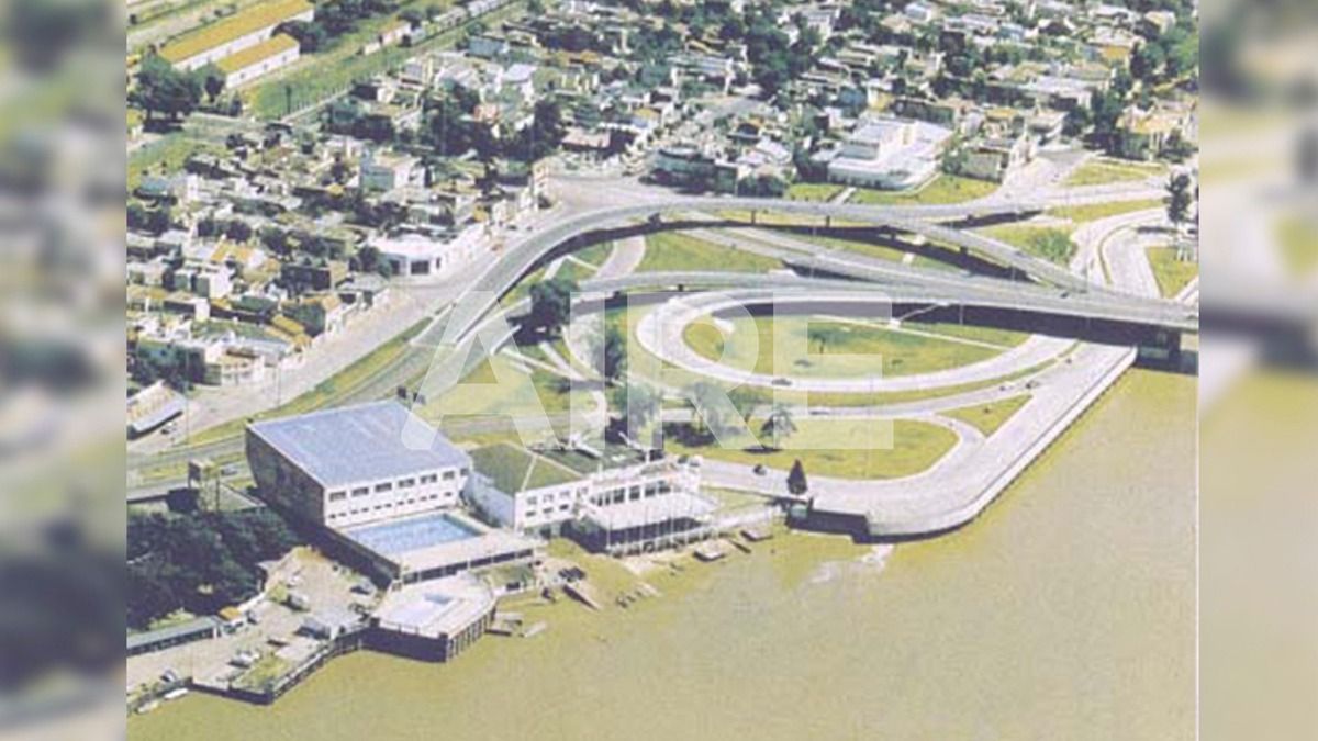 Esta otra toma aérea, del año 1973, nos muestra al Puente Oroño, cuando el Parque ya era parte del recuerdo. Sobre la izquierda,el Club de Regatas Santa Fe. Gentileza de paraconocernos.com.ar - Luis Mino