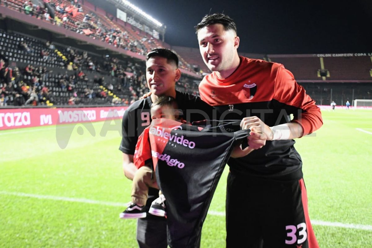 Facundo Garcés junto al hincha nominado a los premios The Best de FIFA.