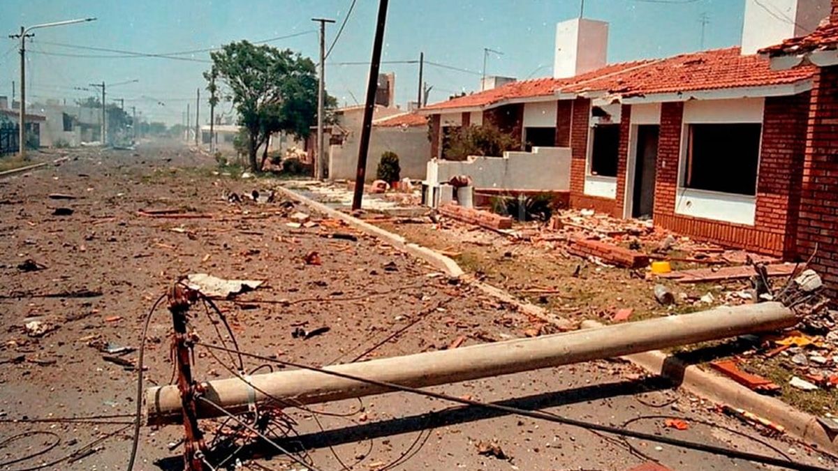 Decenas de viviendas y autos terminaron en ruinas, mientras que toda el área urbana quedó llena de esquirlas y municiones de guerra. Decenas de viviendas y autos terminaron en ruinas, mientras que toda el área urbana quedó llena de esquirlas y municiones de guerra.